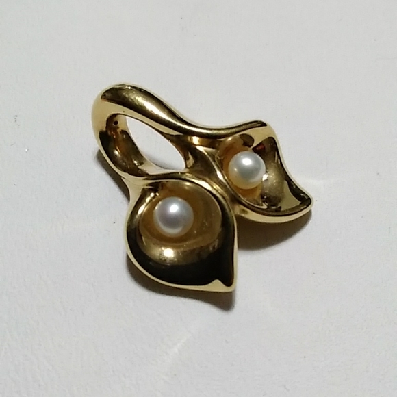 10 KT Pearl Calla Lilly Pendant - Picture 2 of 7